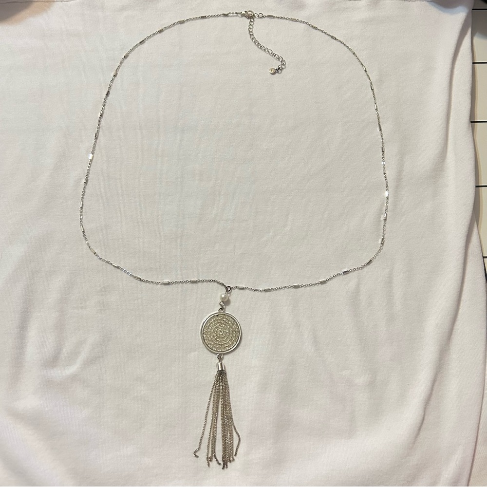 💍 5/$10 Liz Claiborne silver tassel pendant necklace